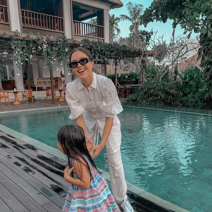<p>Olivia Jensen kerap menghabiskan waktu bersama sang putri. Olivia menganggap Aurora seperti sahabatnya. (Foto: Instagram @oliviajensen)</p>