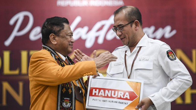 Partai Hati Nurani Rakyat (Hanura) mulanya dirintis dan dideklarasikan oleh mantan Menhankam/Pangab Wiranto pada Desember 2006 lalu.