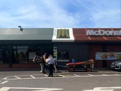 Naik Kereta Berkuda Pesan Drive Thru McD, Pelanggan Ini Tak Dilayani