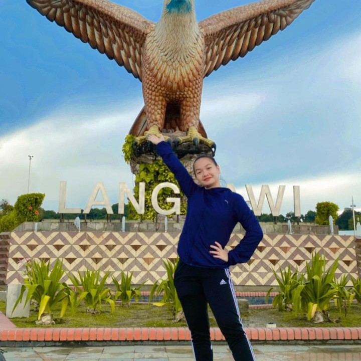 <p>"Silat adalah warisan orang-orang Melayu. Saya sebagai orang bukan Melayu sangat menghormati, menggagumi dan mencintai silat. Walaupun tidak diwajibkan untuk memakai hijab tetapi saya lebih memilih untuk memakai hijab ketika pertandingan," tulis Merrywati di akun Instagramnya. (Foto: Instagram @wawatty_)</p>