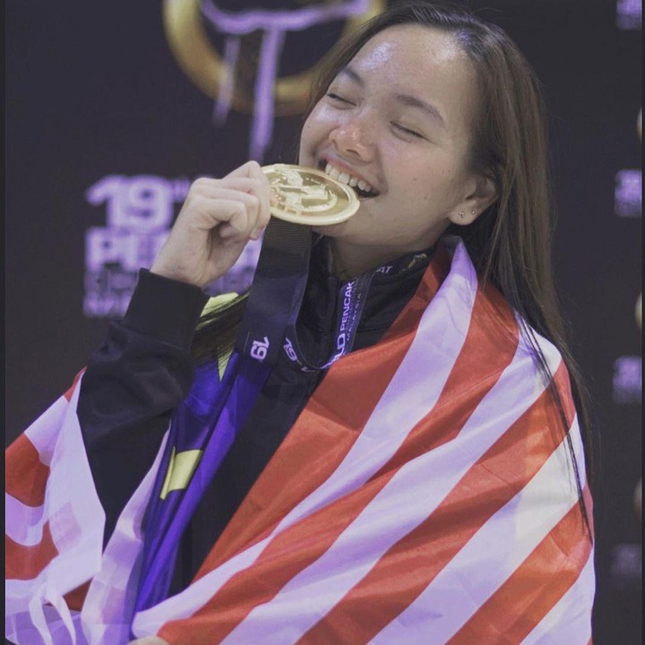 <p>Setiap kali membawa pulang medali, kebahagiaan tak bisa disembunyikan di waha Merrywati. Tengok saja potretnya ketika memenangkan kompetisi di 19th World Pencak Silat Worldchampionship 2022. (Foto: Instagram @wawatty_)</p>