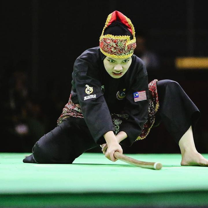 <p>Atlet berusia 21 tahun ini mengenakan hijab agar tampil lebih sopan ketika bertanding. Hal itu ia lakukan tanpa paksaan dan hanya didasari atas kecintaannya terhadap pencak silat. (Foto: Instagram @wawatty_ @alifasyrafsuhaimi)</p>