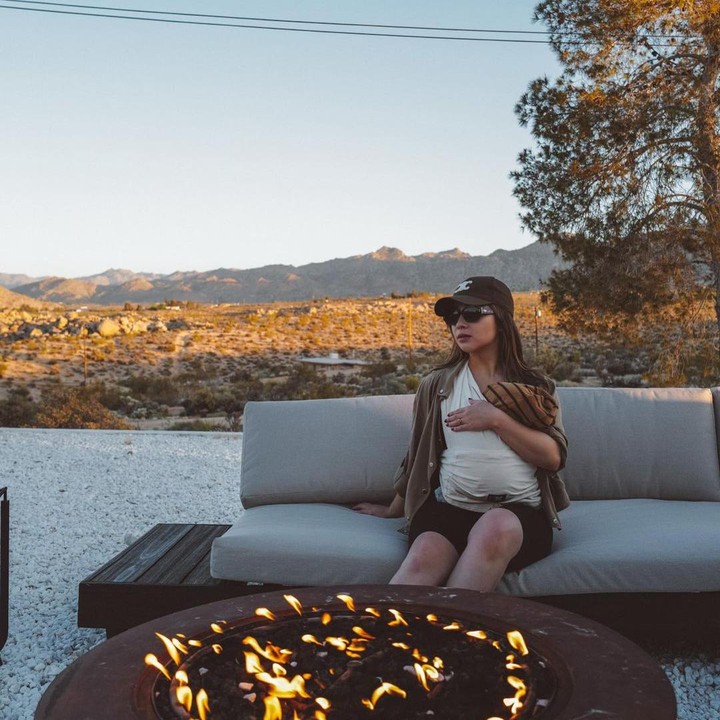 <p>Nikita Willy menggendong baby Issa dengan kain gendong polos berwarna putih, nih. Sama seperti Raisa, ia juga mengenakan kacamata hitam yang dilengkapi dengan topi. (Foto: Instagram: @nikitawillyofficial94)</p>