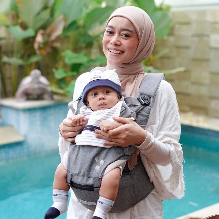 <p>Lesty Kejora menggendong sang anak dengan mengenakan <em>hipseat</em> abu-abu. Ia pun hanya mengenakan pakaian sederhana dengan <em>tone</em> warna bumi. (Foto: Instagram: @lestykejora)</p>