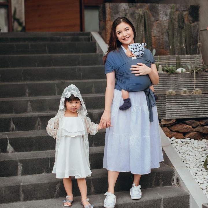 <p>Chelsea Olivia menggendong sang anak dengan menggunakan<em> baby wrap</em> warna biru dongker, Bunda. Tak hanya itu, ia bahkan melengkapi gayanya dengan <em>sneakers</em> putih. (Foto: Instagram: @chelseaoliviaa)</p>