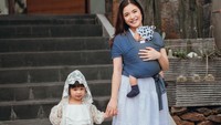 <p>Chelsea Olivia menggendong sang anak dengan menggunakan<em> baby wrap</em> warna biru dongker, Bunda. Tak hanya itu, ia bahkan melengkapi gayanya dengan <em>sneakers</em> putih. (Foto: Instagram: @chelseaoliviaa)</p>