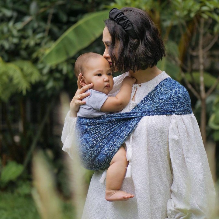 <p>Beda dari yang lain, Andien Aisyah memutuskan untuk menggendong sang anak dengan kain jarik warna biru, Bunda. Ia mengaku tidak malu dan bangga dengan kebudayaan ini. (Foto: Instagram: @andienaisyah)</p>