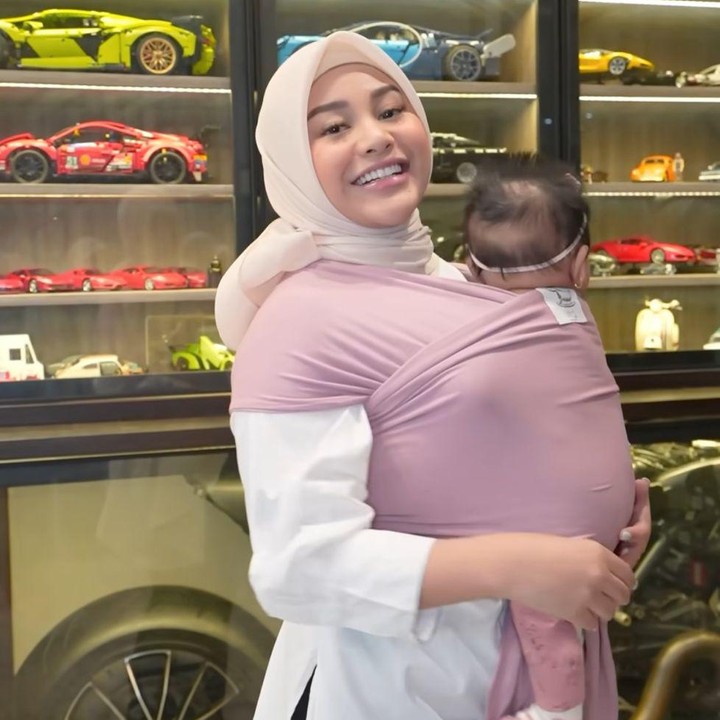 <p>Aurel Hermansyah juga pernah membagikan gayanya saat menggendong Ameena nih, Bunda. Ia mengenakan <em>baby</em> <em>wrap</em> warna pink yang senada dengan baju sang anak. (Foto: Instagram: @aurelie.hermansyah)</p>