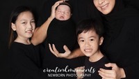 <p>Putri bungsu Dian dan Omesh diberi nama unik, Btari Bulan Anandayu. Sedangkan anak pertama dan keduanya bernama Embun dan Langit. Ini potret kebersamaannya. (Foto: Instagram @dianayulestari)</p>