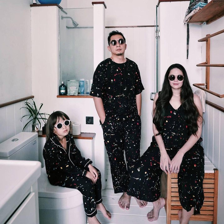 <p>Salah satu yang menarik dari sudut rumah Ringgo dan Sabai adalah desain kamar mandinya yang juga ternyata instagramable. Keren banget ya, Bunda? (Foto: Instagram/@ringgoagus)</p>