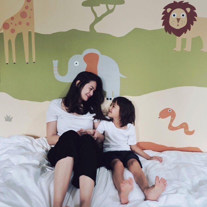 <p>Berbeda dengan tembok sudut rumah lainnya yang hanya menggunakan cat putih polos, untuk kamar putra sulung mereka, Bjorka. Ringgo menghias tembok kamarnya dengan gambar-gambar hewan yang penuh warna. (Foto: Instagram/@ringgoagus)</p>