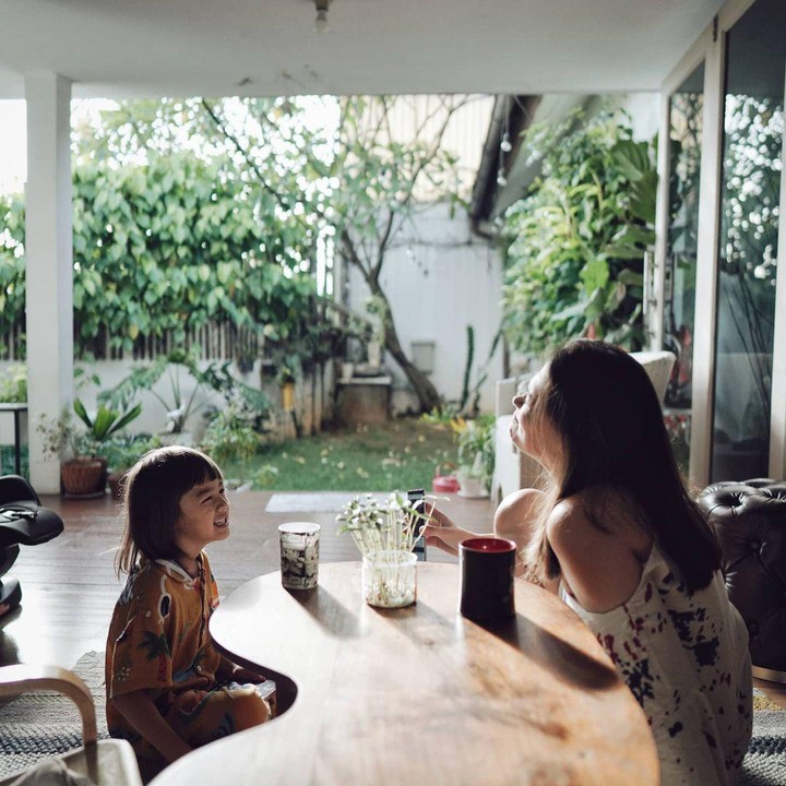 <p>Rumah Ringgo dan Sabai ini memiliki desain <em>open space</em> dengan sentuhan kayu di berbagai sudutnya. Pasangan ini juga mengusung konsep minimalis untuk rumah mereka. (Foto: Instagram/@ringgoagus)</p>