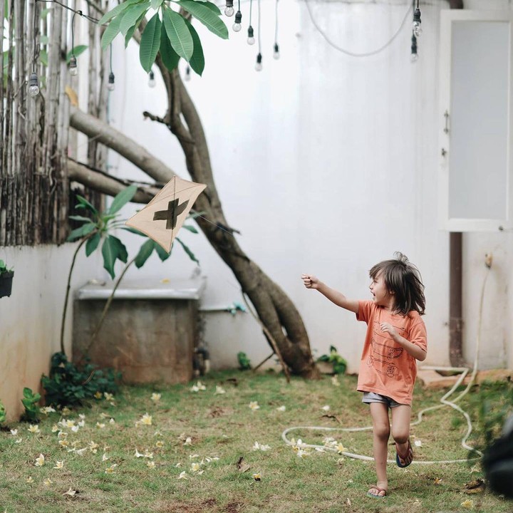 <p>Meskipun tak terlalu luas, namun keberadaan ruang terbuka hijau di rumah Ringgo dan Sabai ini menambah faktor kenyamanan. Apalagi, mereka punya dua anak kecil. (Foto: Instagram/@ringgoagus)</p>