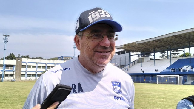 Robert Alberts menyampaikan pesan usai resmi mundur sebagai pelatih Persib Bandung pada Rabu (10/8).