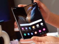 Menggenggam Galaxy Z Fold 4