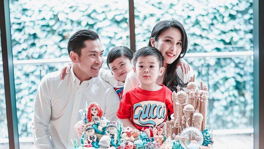 Sandra Dewi saat rayakan ulang tahun bersama keluarga,