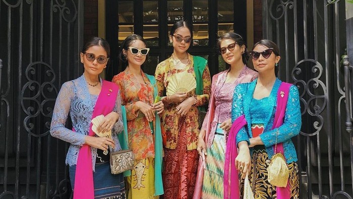 Simak Gaya Elegan Dian Sastro hingga Titi Radjo Dukung Kebaya Goes to UNESCO Simak Gaya Elegan Dian Sastro hingga Titi Radjo Dukung Kebaya Goes to UNESCO
