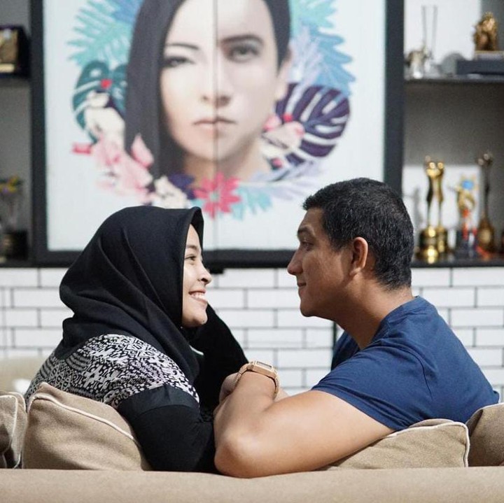 <p>Siapa yang tak kenal dengan vokalis band yang satu ini. Setelah menikah dengan Hatna Danarda pada 26 Oktober 2014, Tantri dan Hatna memiliki rumah dengan gaya minimalis dan dipenuhi spot foto yang keren, lho Bunda. (Foto: Instagram/@ardanaff)</p>