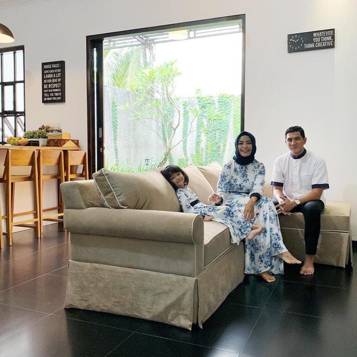 <p>Minimalis, sederhana, dan asri, mungkin inilah yang menggambarkan suasana rumah penyanyi yang dikenal memiliki gaya nyentrik itu. (Foto: Instagram/@ardanaff)</p>