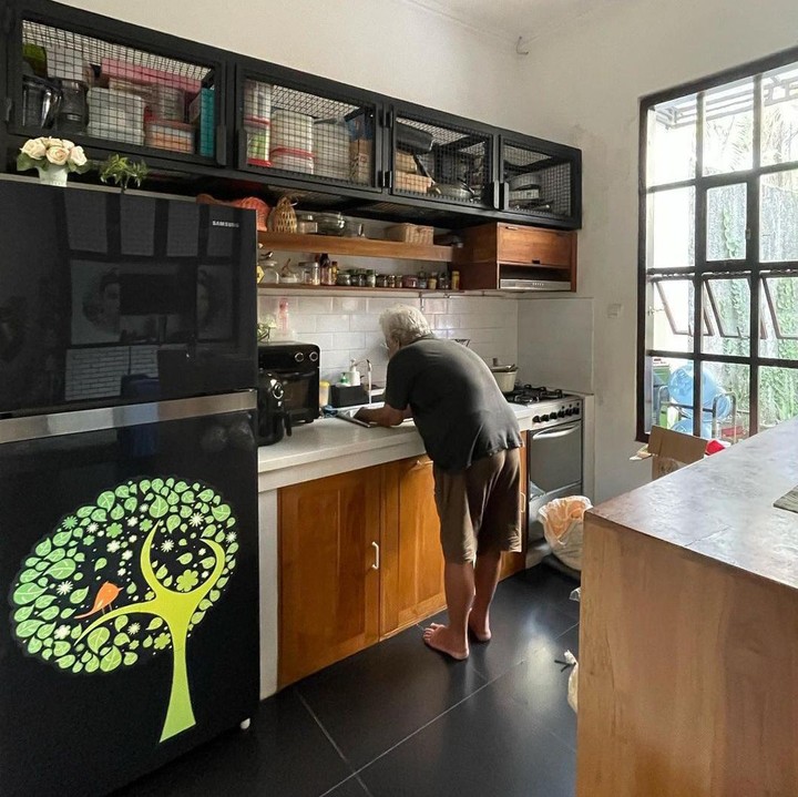 <p>Di bagian dapur, Tantri memanfaatkan setiap sudutnya dengan baik hingga terlihat rapi. Tapi, dilihat dari foto, dapurnya tetap terkonsep ya, Bunda. Perpaduan warna hitam, putih, dan aksen kayu juga menonjolkan gaya minimalis rumah ini. (Foto: Instagram/@ardanaff)</p>