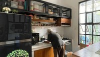 <p>Di bagian dapur, Tantri memanfaatkan setiap sudutnya dengan baik hingga terlihat rapi. Tapi, dilihat dari foto, dapurnya tetap terkonsep ya, Bunda. Perpaduan warna hitam, putih, dan aksen kayu juga menonjolkan gaya minimalis rumah ini. (Foto: Instagram/@ardanaff)</p>