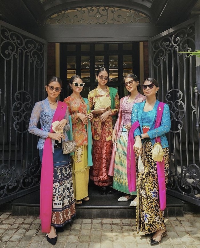 Titi Radjo Padmaja, Andini Aisyah Haryadi, Rania Maheswari Yamin, Dian Sastrowardoyo, dan Shareefa Daanish bagi keseruan pakai kebaya dan selendang warna-warni. Makin stylish, mereka juga kompak pakai sunglasses, Beauties! Foto: instagram.com/andienaisyah