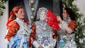 FOTO: Lukisan Kebahagiaan di Wajah Pengantin Wanita Bosnia