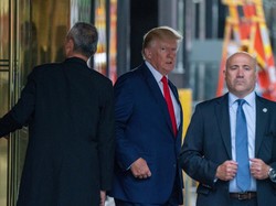 Trump Gugat Pemerintah AS Usai FBI Geledah Resor Mewahnya