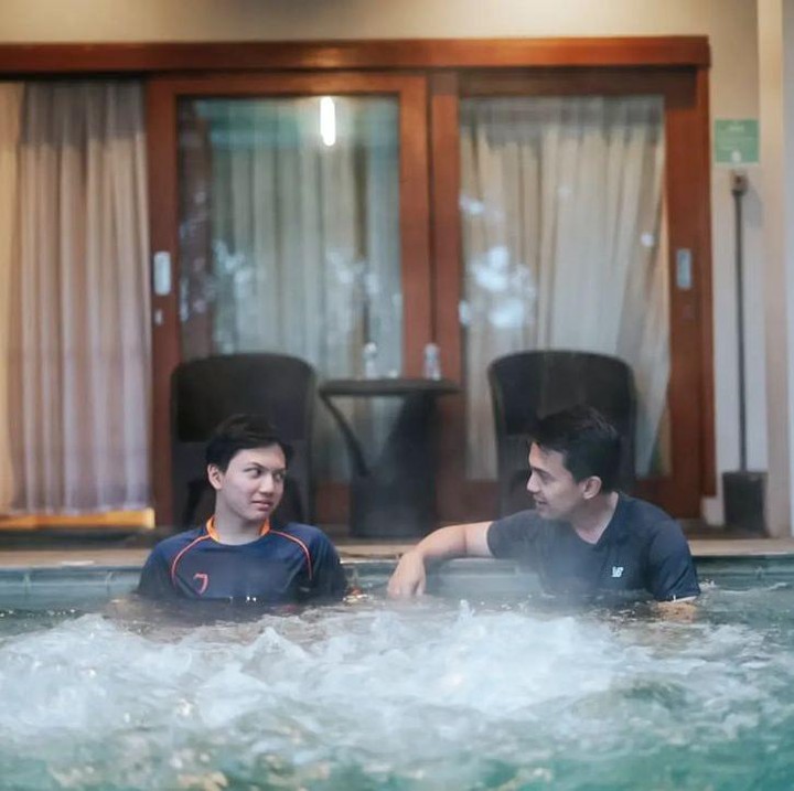 <p>Putra sulungnya yang bernama Ezzar Raditya Gunawan yang lahir pada 2007 kini sudah berusia 14 tahun, lho Bunda. Sering menghabiskan waktu bersama sang ayah, Sahrul terlihat bagaikan kakak adik, sangat akrab, ya Bunda. (Foto: Instagram @sahrulgunawanofficial)</p>