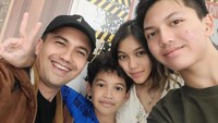 <p>Aktor sekaligus politisi Sahrul Gunawan dikaruniai tiga orang anak dari pernikahannya dengan Indriani Hadi pada 2007 silam. (Foto: Instagram @sahrulgunawanofficial)</p>