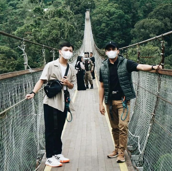 <p>Belum lama ini, aktor sekaligus politisi itu meluangkan waktunya untuk menemai Ezzar pergi berlibur ke Bandung menjelang kelulusan SMP. (Foto: Instagram @sahrulgunawanofficial)</p>