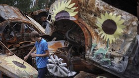 FOTO: Bangkai Mobil di Ukraina Jadi Kanvas Lukisan