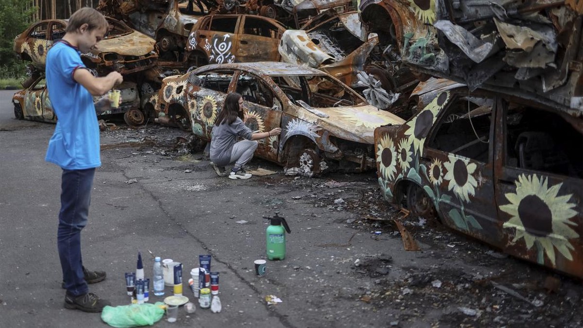 FOTO: Bangkai Mobil di Ukraina Jadi Kanvas Lukisan