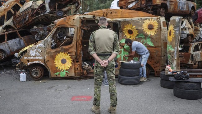 FOTO: Bangkai Mobil di Ukraina Jadi Kanvas Lukisan