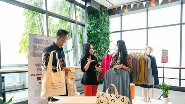 img-title Pertempuran Makin Sengit! TikTok Live Lawan Shopee Live, Siapa Jadi Jawara Live Shopping di Indonesia?