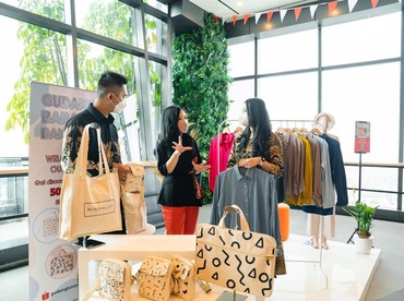 img-title Pertempuran Makin Sengit! TikTok Live Lawan Shopee Live, Siapa Jadi Jawara Live Shopping di Indonesia?