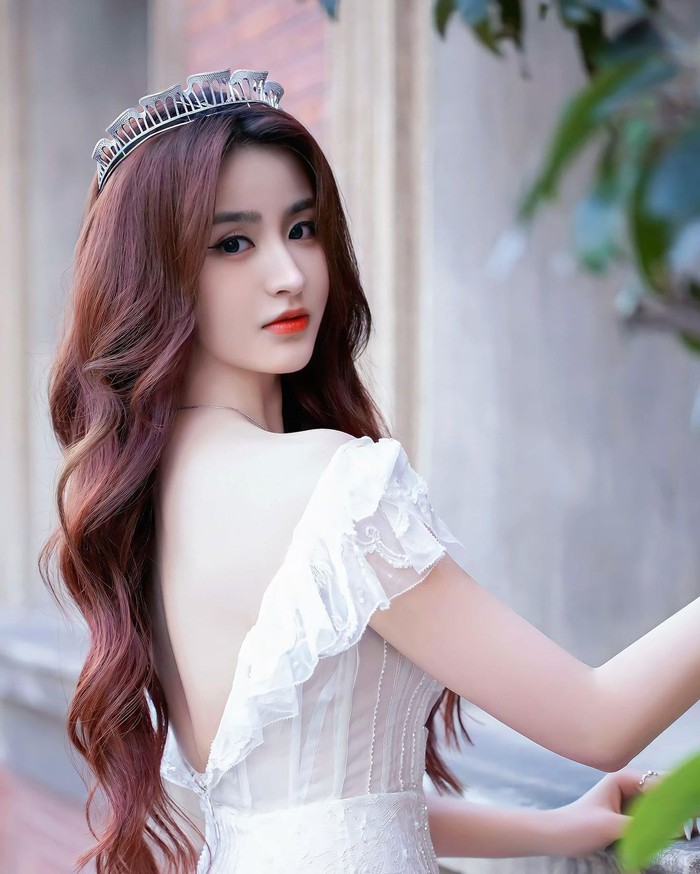 Buat kamu yang baru tahu, Aria Jin adalah seorang penyanyi sekaligus artis asal China yang memiliki nama asli Jin Zihan. Lahir pada tanggal 05 Februari 1999, kini gadis manis ini sudah berusia 23 tahun./ Foto: instagram.com/jinzihanx