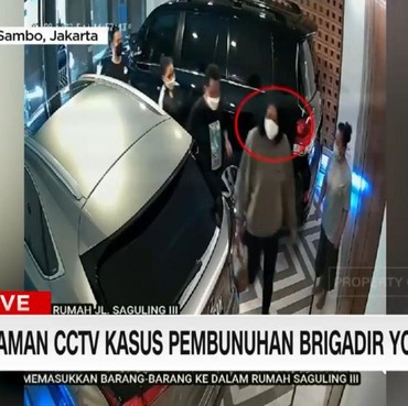 Bukti CCTV Bersama Brigadir J Ini Bantah Istri Sambo 'Putri yang Tertukar'