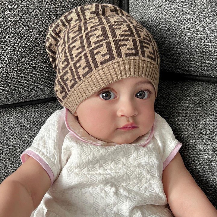 <p>Di foto ini, baby Guzel tampak mengenakan <em>dress</em> putih lengkap dengan penutup kepala. “Awas jangan diliat sampe slide akhir tar jatuh cinta <em>#masyaallahtabarakallah,”</em> tulis Margin sebagai keterangan fotonya. (Foto: Instagram @marginw)</p>