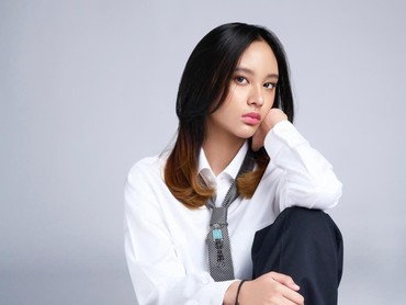 img-title Gandeng Melly Goeslaw, Dinda Ghania Rilis Single Kamu Bukan Sejarah