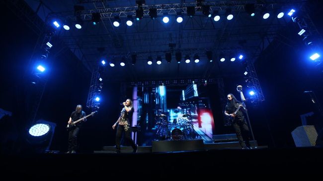Konser Dream Theater di Solo menjadi obat rindu setelah tertunda dua tahun akibat pandemi. Mereka tampil dua jam dengan kombinasi manis hit baru dan lawas.