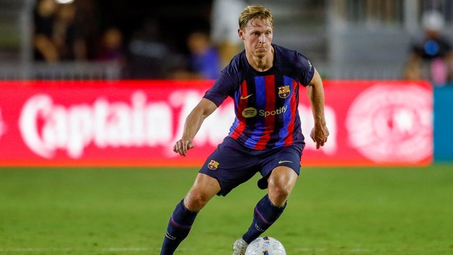 Sebuah video menunjukkan sejumlah suporter Barcelona berteriak dan mengeluarkan kata-kata kasar saat Frenkie De Jong tiba di tempat latihan tim.