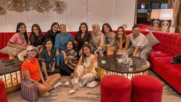 img-title 8 Momen Keseruan Geng Cendol Ngumpul Sambut Kepulangan Nia Ramadhani