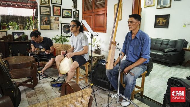 Sejumlah upaya dilakukan musisi keroncong Tugu untuk memastikan musik itu tetap eksis hingga kini.