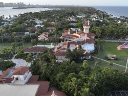 FBI Sita Dokumen Sangat Rahasia saat Gerebek Rumah Trump