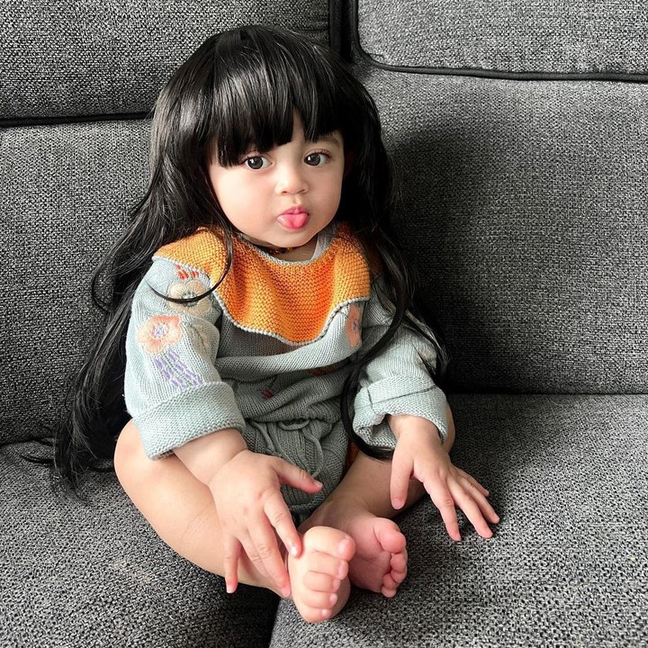 <p>Ini potretnya saat didandani memakai wig rambut panjang. Miliki paras cantik dan mata indah, ia disebut mirip barbie. “Berbie Guzel,” kata salah satu netizen @tia**********. (Foto: Instagram @guzelimalisyakieb)</p>
