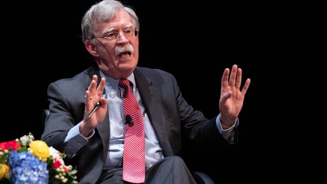 Mantan penasihat keamanan nasional AS, John Bolton, menganggap ICC tidak sah sehingga AS tak perlu mendukung perintah penangkapan ICC untuk Putin.