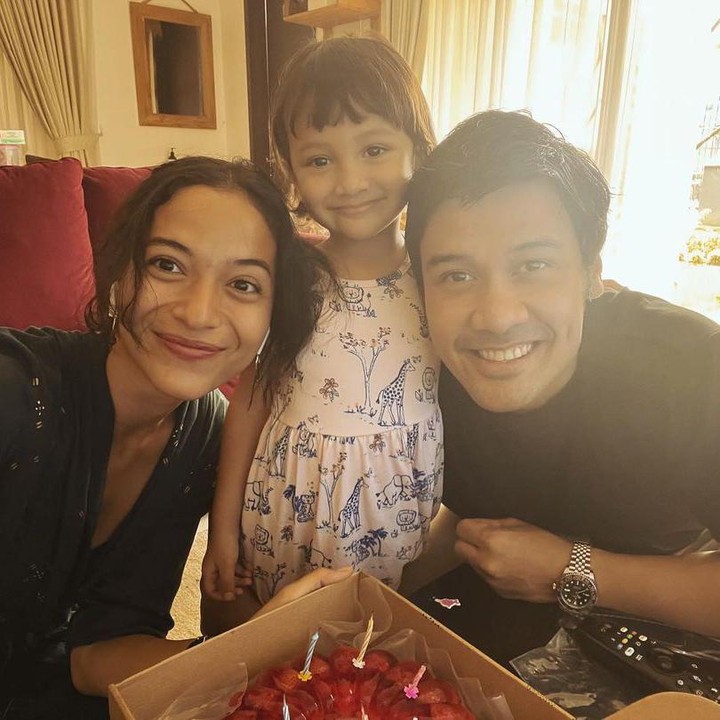 <p>Putri Marino dan Chicco Jerikho juga telah dikaruniai seorang putri cantik bernama Surinala Carolina Jarumilind yang kini berusia 3 tahun. (Foto: Instagram @chicco.jerikho)</p>