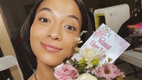 <p>Belum lama ini, Chicco Jerikho memberikan hadiah manis untuk sang istri ketika berulang tahun. "Kuhargai kerja kerasmu ya, beliin vas bunga di Kudus @chicco.jerikho si tumbenan romantis," tulis Putri di Instagram. (Foto: Instagram @chicco.jerikho)</p>