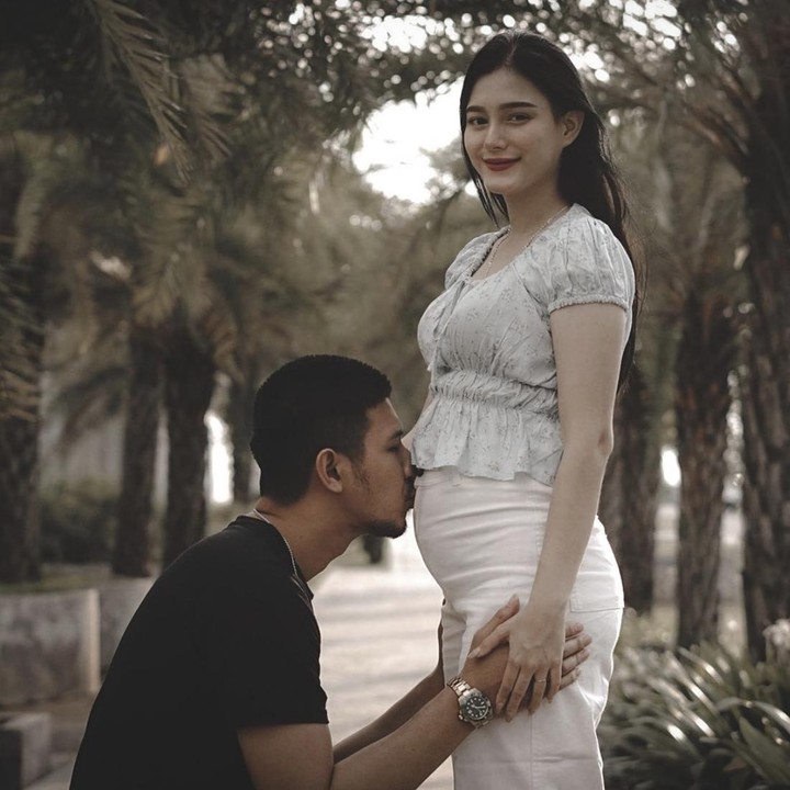<p>Tak hanya Yasmine, Aditya Zoni juga menuliskan kegembiraan yang sama. Dalam Instagram miliknya, Aditya Zoni bersyukur dan senang karena saat ini istrinya sedang mengandung buah hati mereka. (Foto: Instagram @real_aditya1)</p>